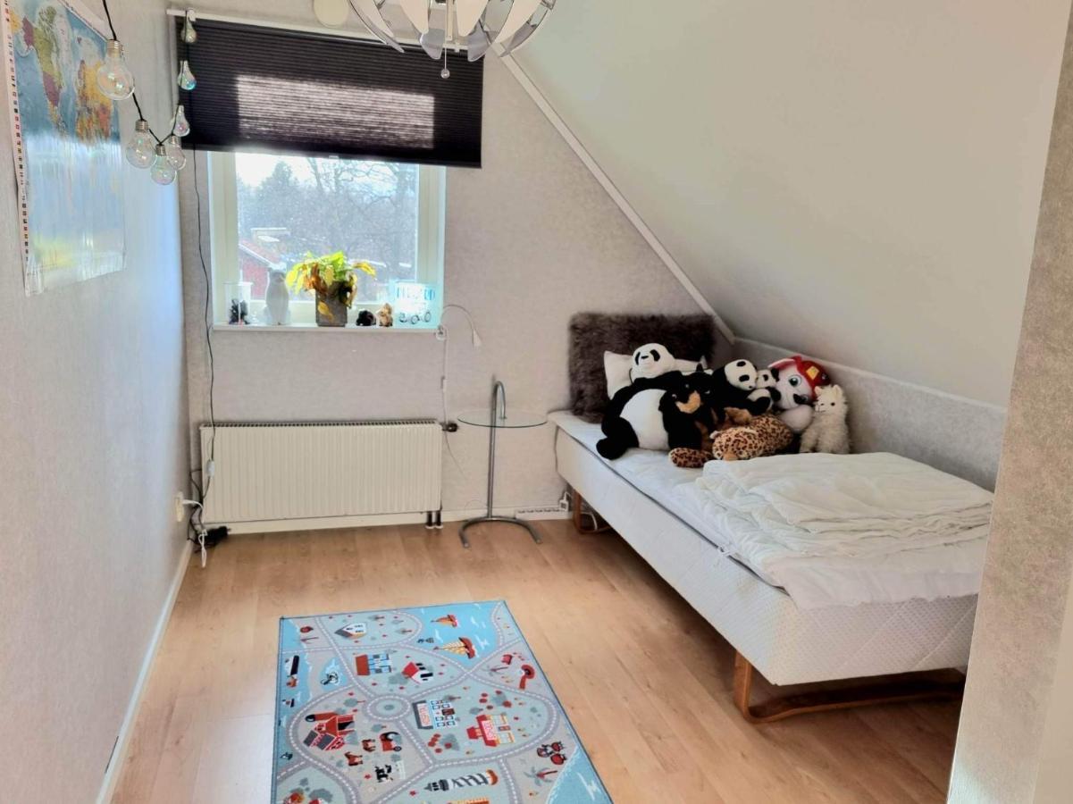 Hus I Lugnt Omrade, 15 Min Fran Oerebro Vila Vintrosa Exterior foto